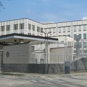 Автори Я Галерея в новому будинку американського посольства